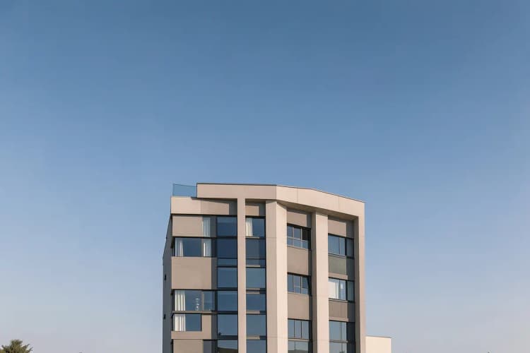 Fachada de um prédio residencial da Caixa Econômica Federal com a logo em destaque e céu azul ao fundo.